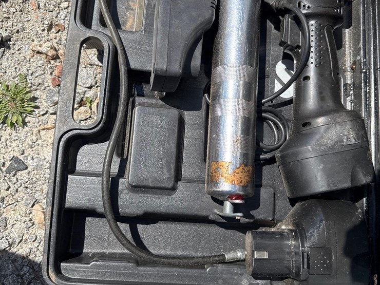 battery-powered-grease-gun-image-1