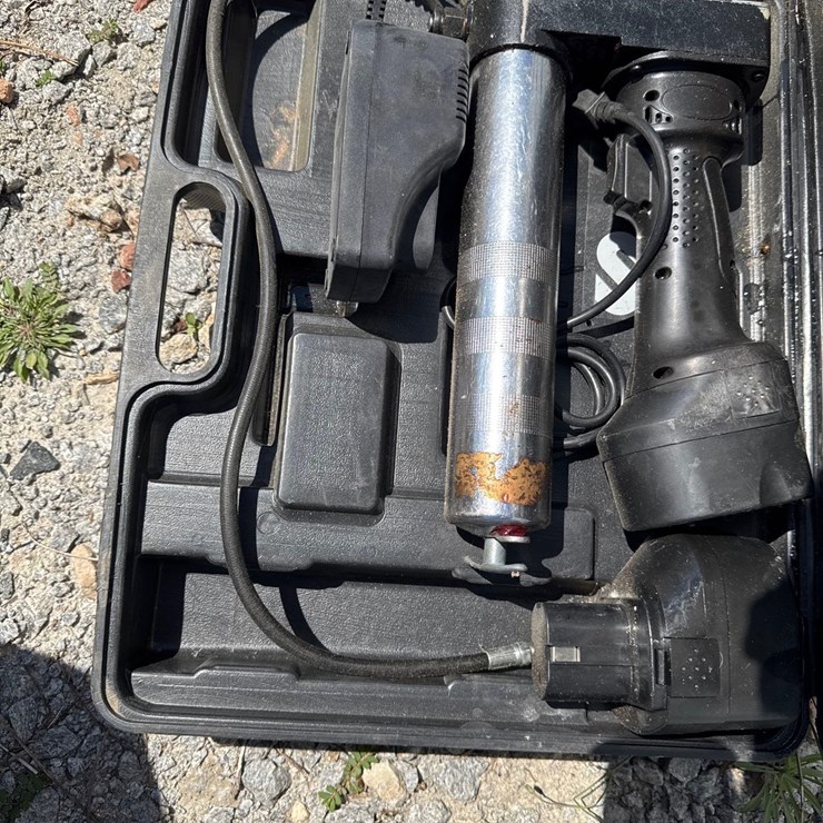 BATTERY POWERED GREASE GUN