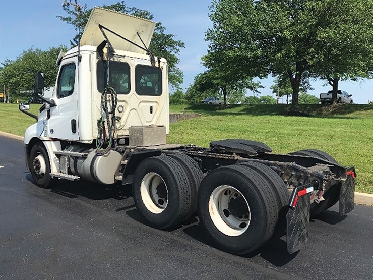 2020-freightliner-cascadia-126-image-2