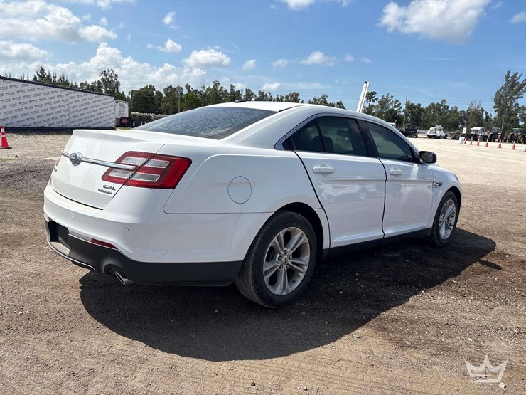 2016-ford-taurus-sedan-image-4