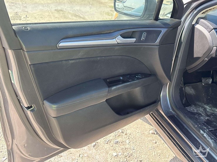 2014-ford-fusion-sedan-image-11