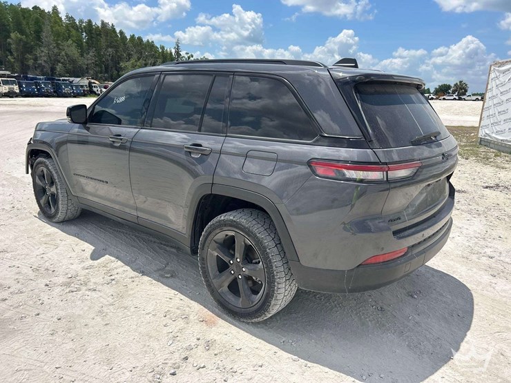 2023-jeep-grand-cherokee-image-4