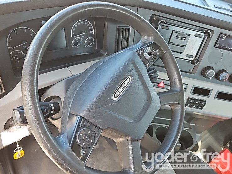 2020-freightliner-cascadia-126-image-34