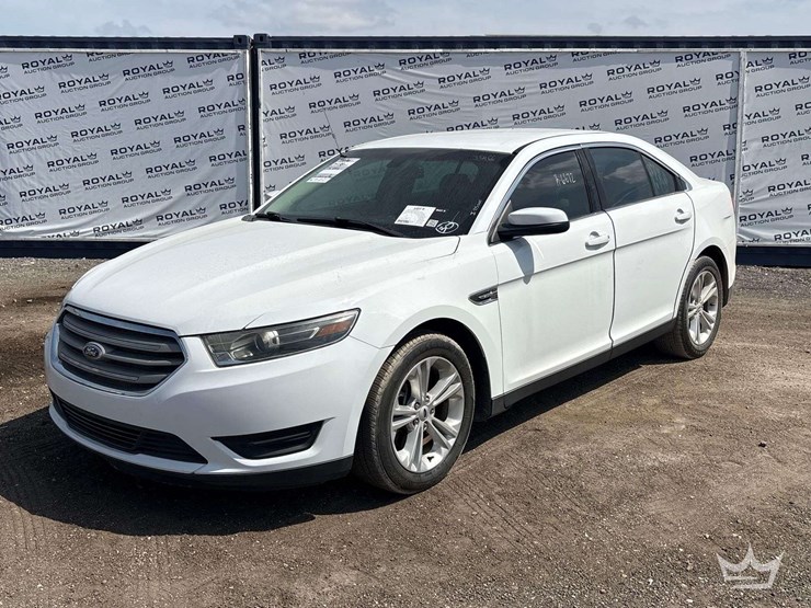 2016-ford-taurus-sedan-image-1