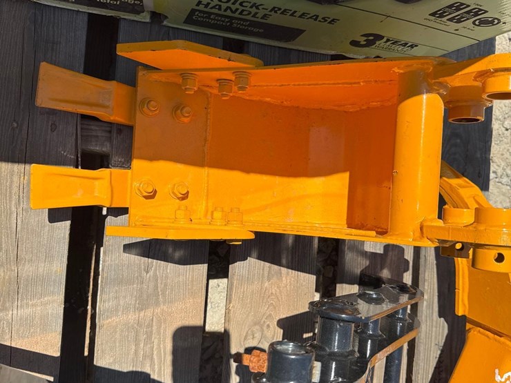 mini-excavator-8"-tooth-bucket-image-1