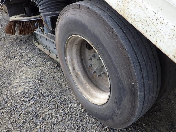 2003-freightliner-fc70-image-29