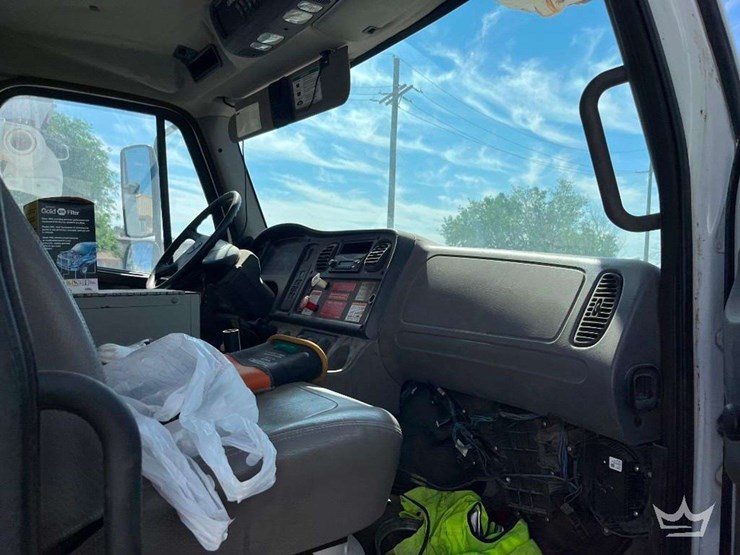 freightliner-m2-106-image-12