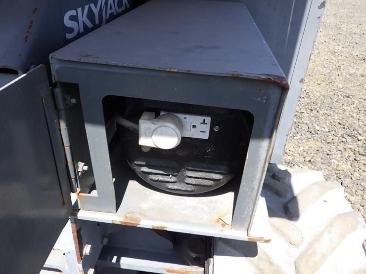 2014-skyjack-sj6832rt-image-23