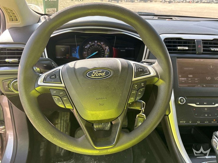 2014-ford-fusion-sedan-image-13
