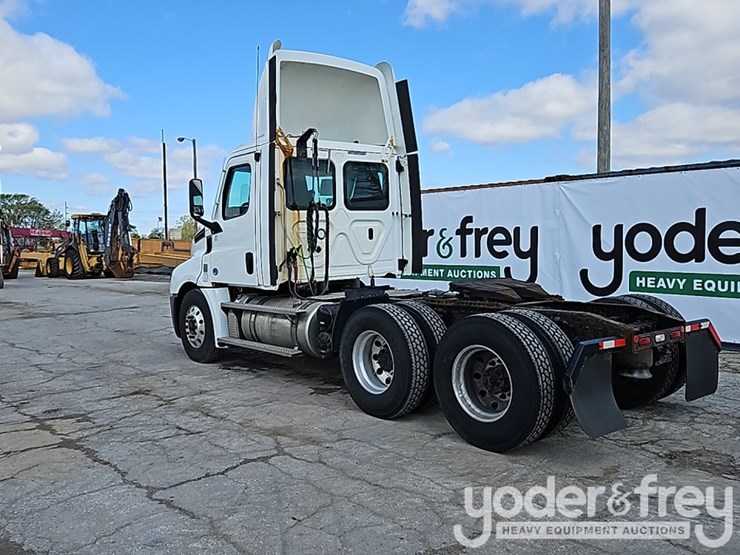 2020-freightliner-cascadia-126-image-3