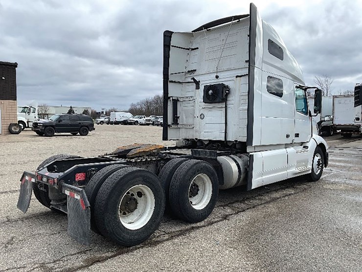 2021-volvo-vnl-760-image-2