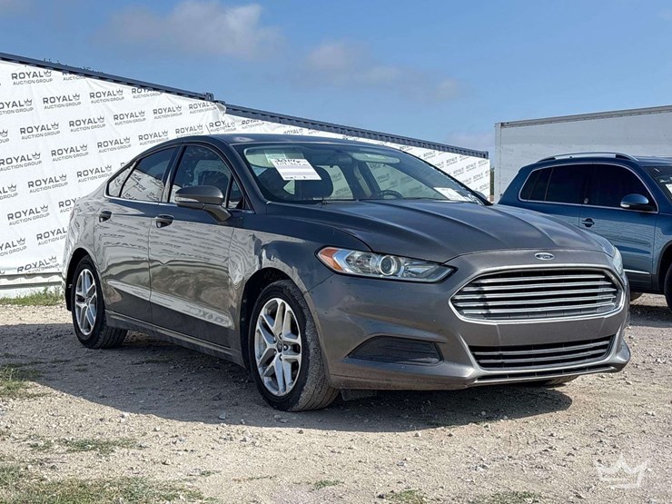 2014-ford-fusion-sedan-image-2