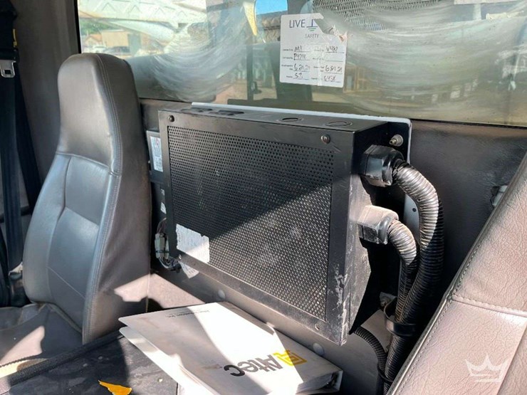 2010-freightliner-m2-106-image-16
