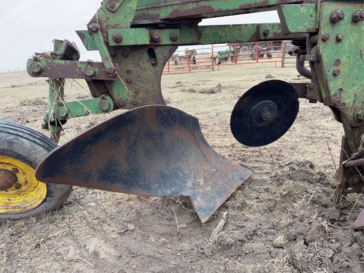 john-deere-pull-type-four-bottom-plow-image-16