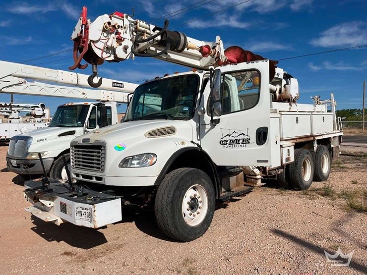 2010-freightliner-m2-106-image-1
