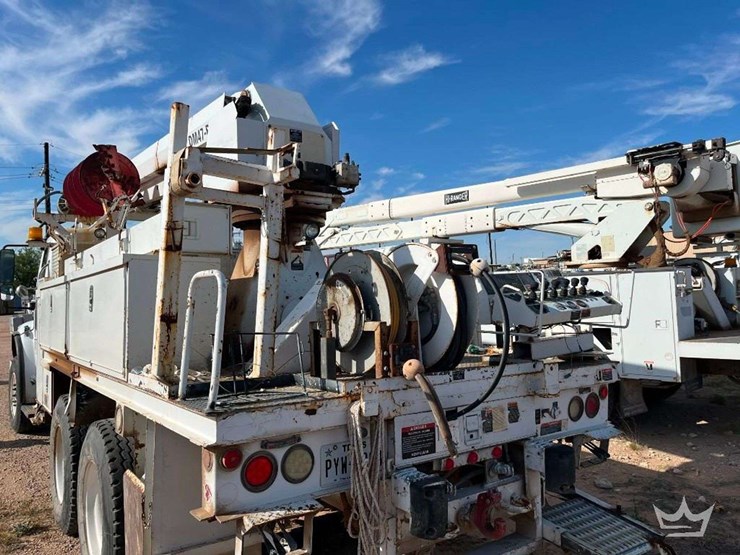 2010-freightliner-m2-106-image-23