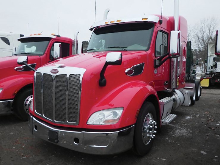 2019-peterbilt-579-image-1