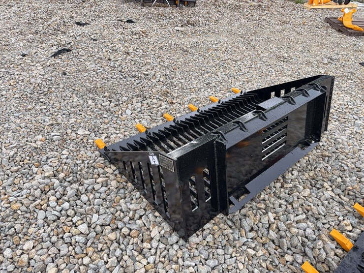 2026-giyi-66"-skid-steer-rock-bucket-image-3