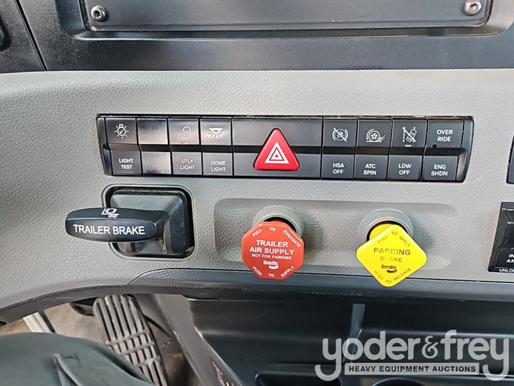 2020-freightliner-cascadia-126-image-42