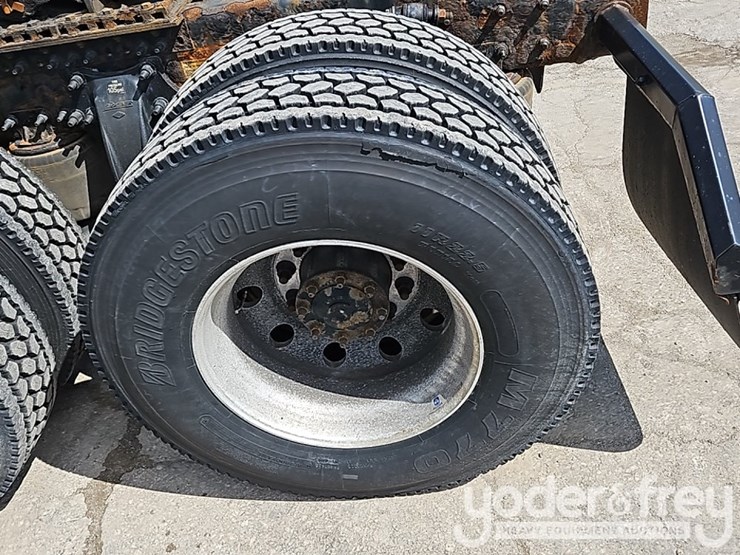 2020-freightliner-cascadia-126-image-16