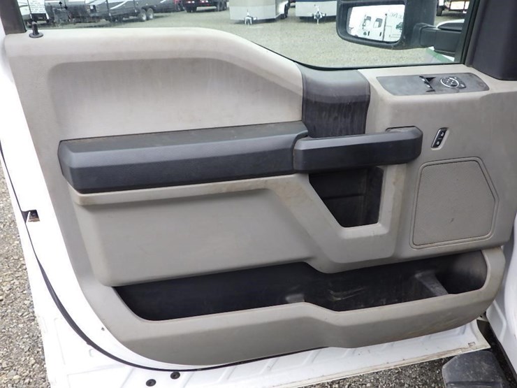 2022-ford-f550-image-35