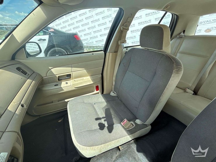 2007-ford-crown-victoria-sedan-image-16