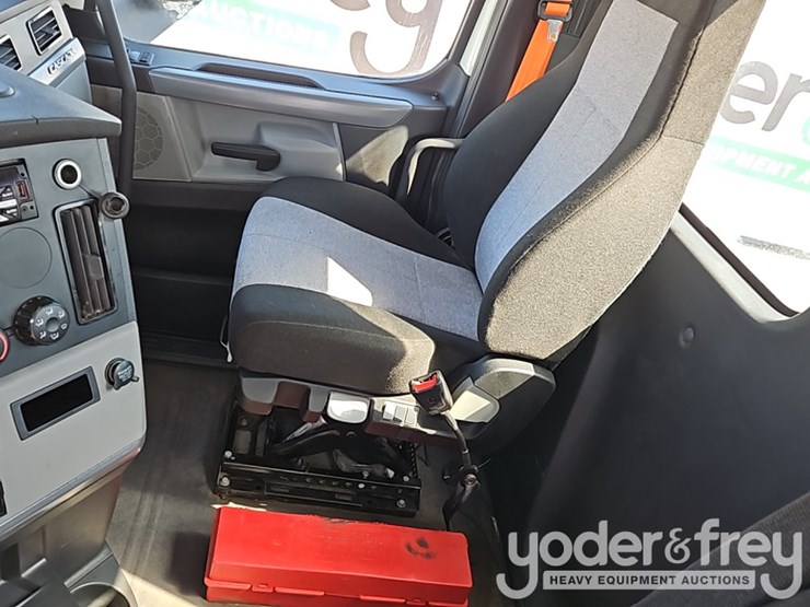 2020-freightliner-cascadia-126-image-35