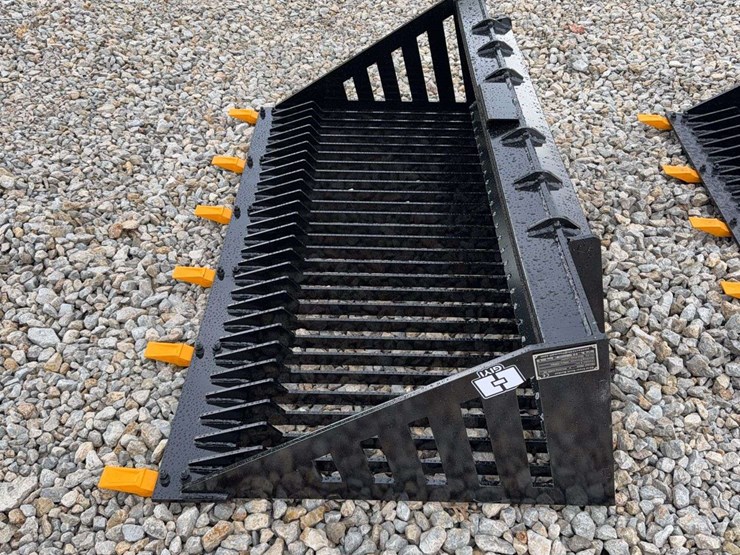2026-giyi-66"-skid-steer-rock-bucket-image-2