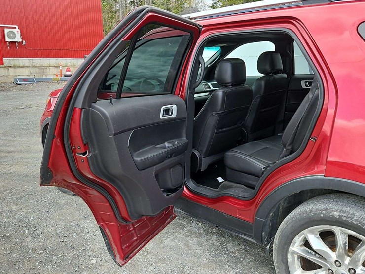 2015-ford-explorer-image-11