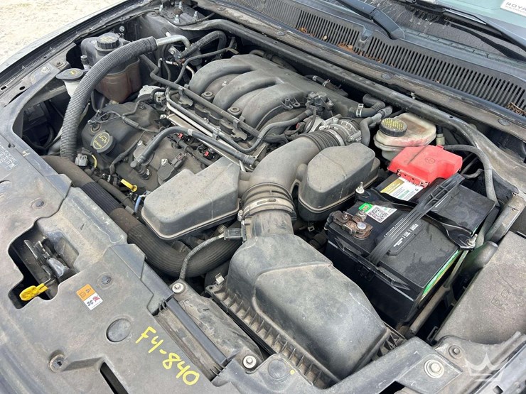 2014-ford-taurus-sedan-image-9