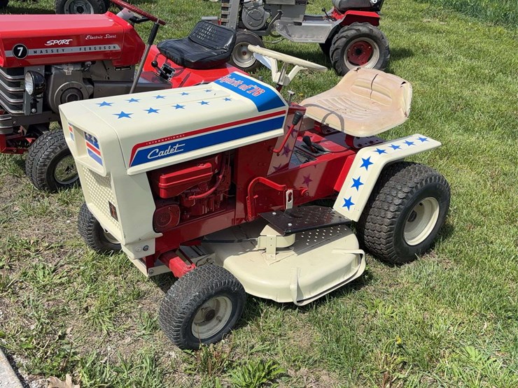 1975-cub-cadet-76-“spirit-of-‘76”-image-1