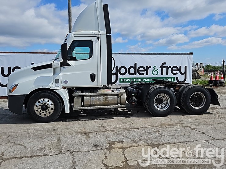 2020-freightliner-cascadia-126-image-1