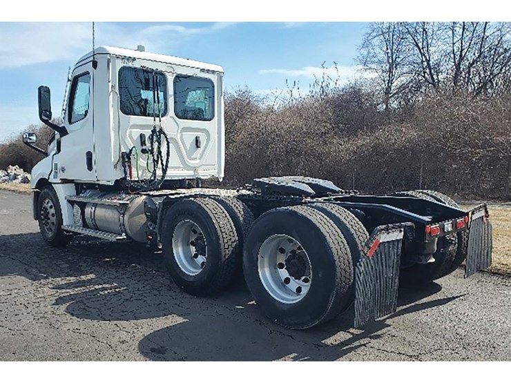 2020-freightliner-cascadia-126-image-2