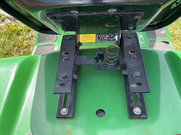john-deere-322-image-27