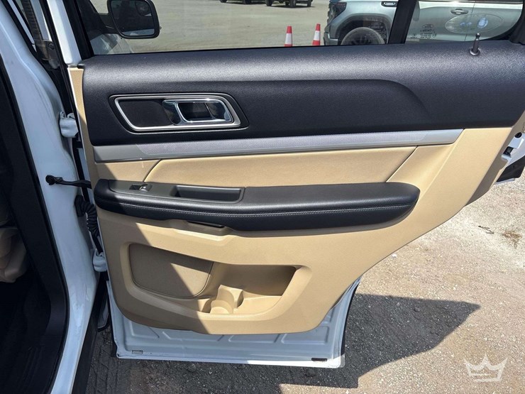 2016-ford-explorer-image-27