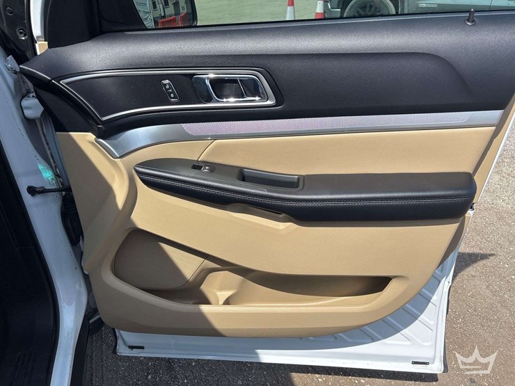 2016-ford-explorer-image-23