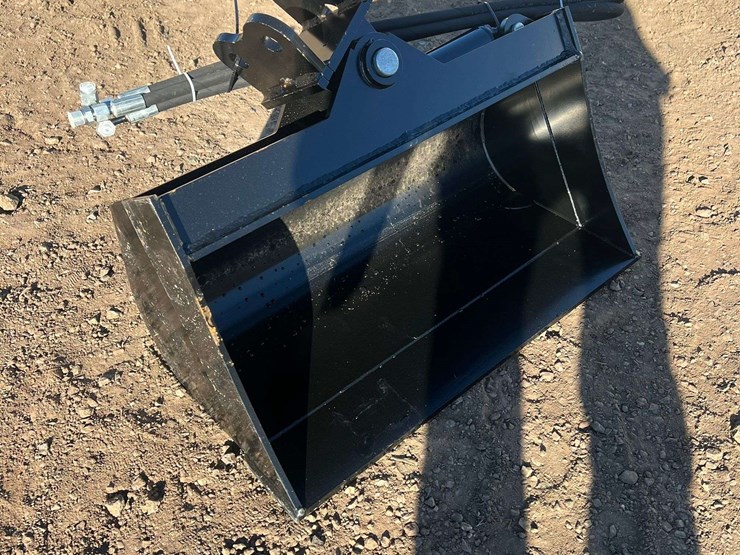 24-in-heavy-duty-hydraulic-tilting-and-slope-cutting-mini-excavator-bucket-(new/unused)-image-3