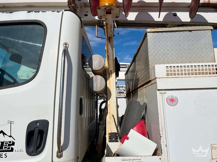 2010-freightliner-m2-106-image-20
