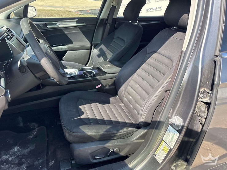 2014-ford-fusion-sedan-image-12