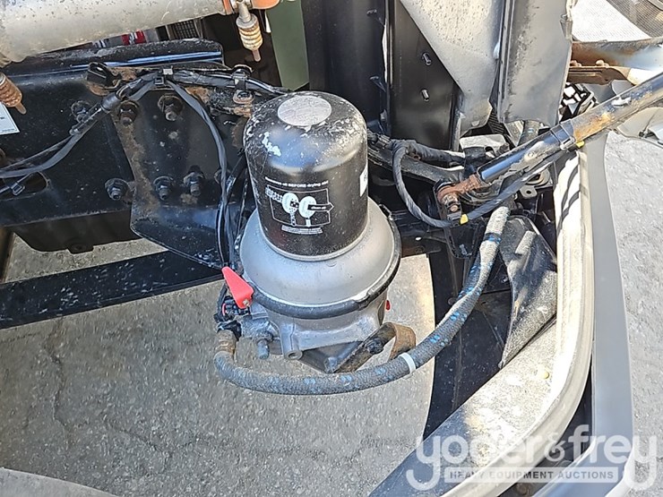 2020-freightliner-cascadia-126-image-31