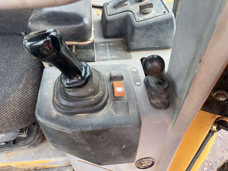 2006-caterpillar-d3g-xl-image-25