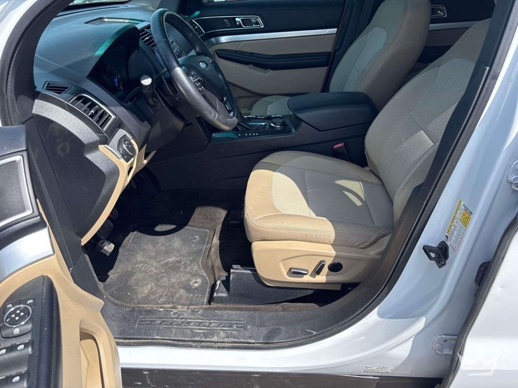 2016-ford-explorer-image-14