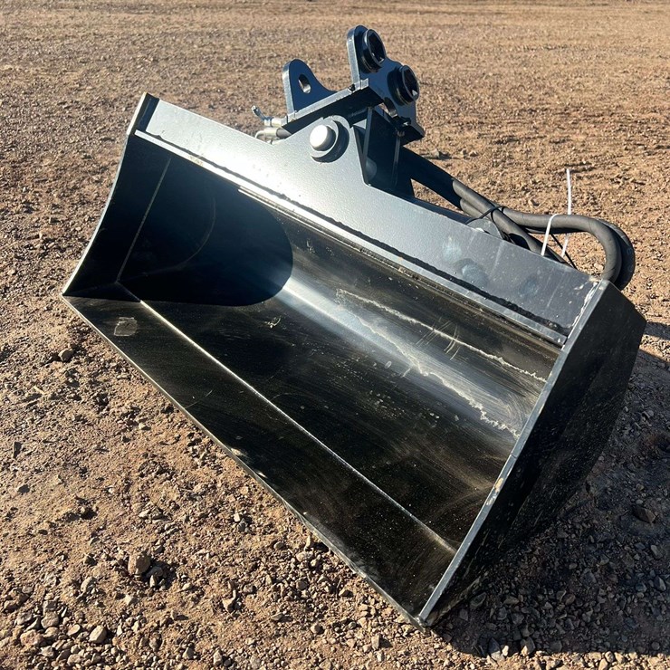 32 In Heavy Duty Hydraulic Tilting and Slope Cutting Mini-Excavator Bucket (New/Unused)