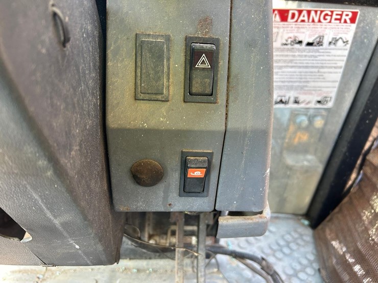 new-holland-8240-image-38