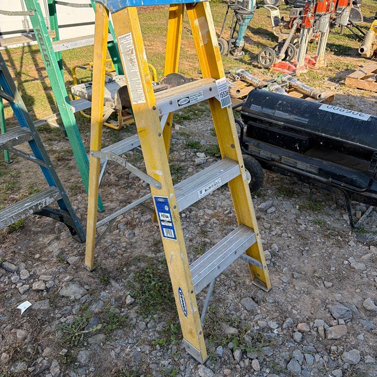 WERNER 4' FIBERGLASS A-FRAME LADDER