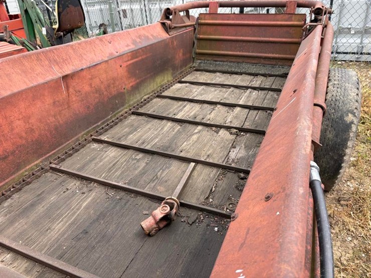 new-holland-327-image-4