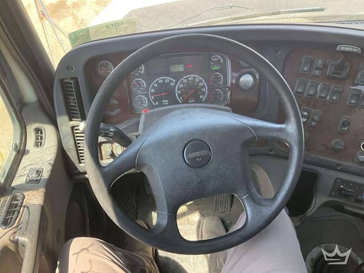 2014-freightliner-114sd-image-17