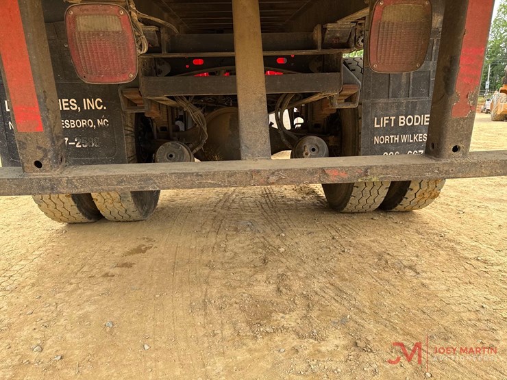 2007-freightliner-business-class-m2-s/a-dump-truck-image-10