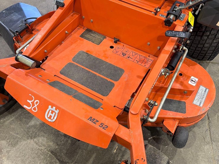 husqvarna-mz52-zero-turn-lawnmower-image-13