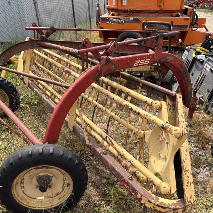 NEW HOLLAND 256